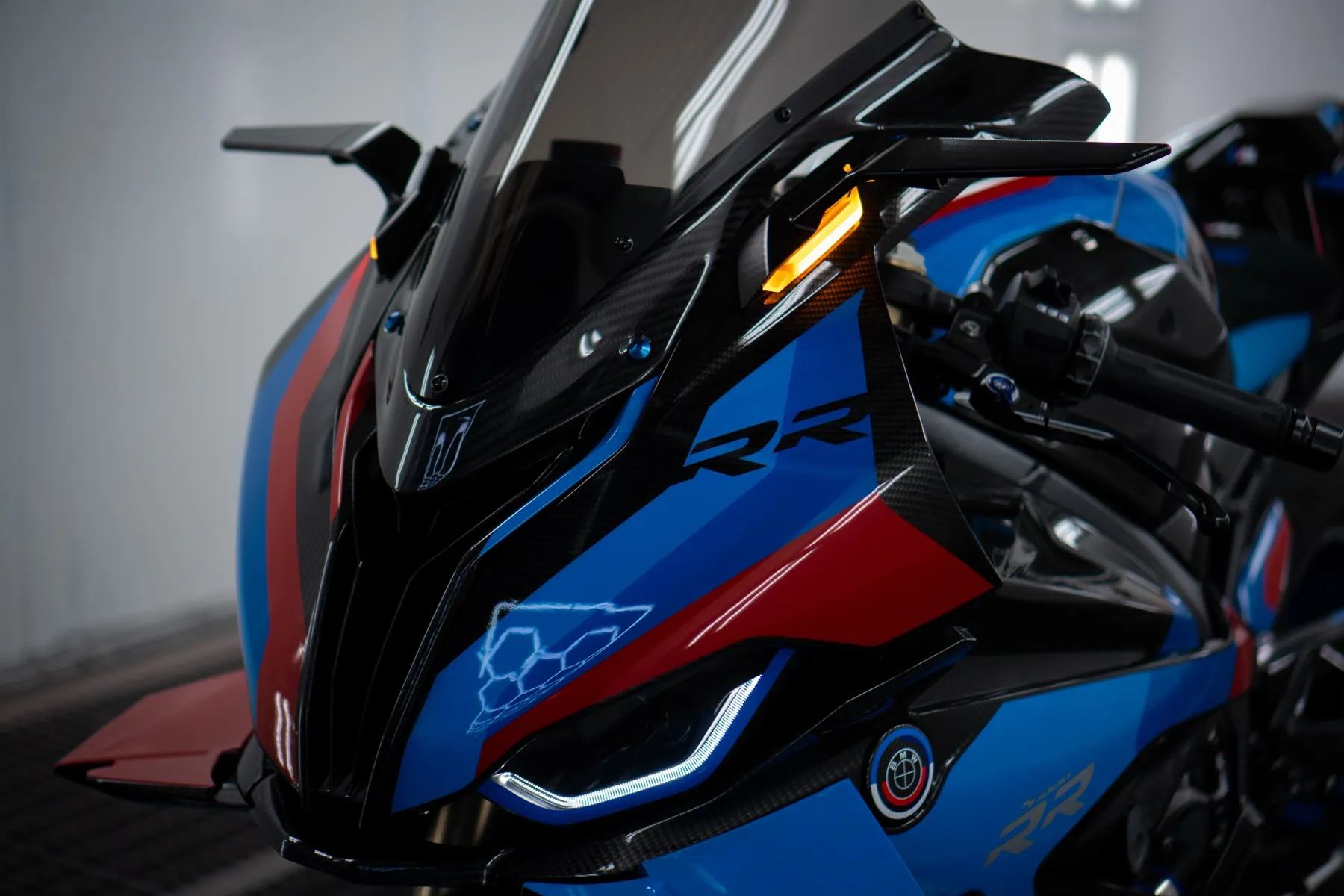 Ingespoten custom design op een motorkuip
