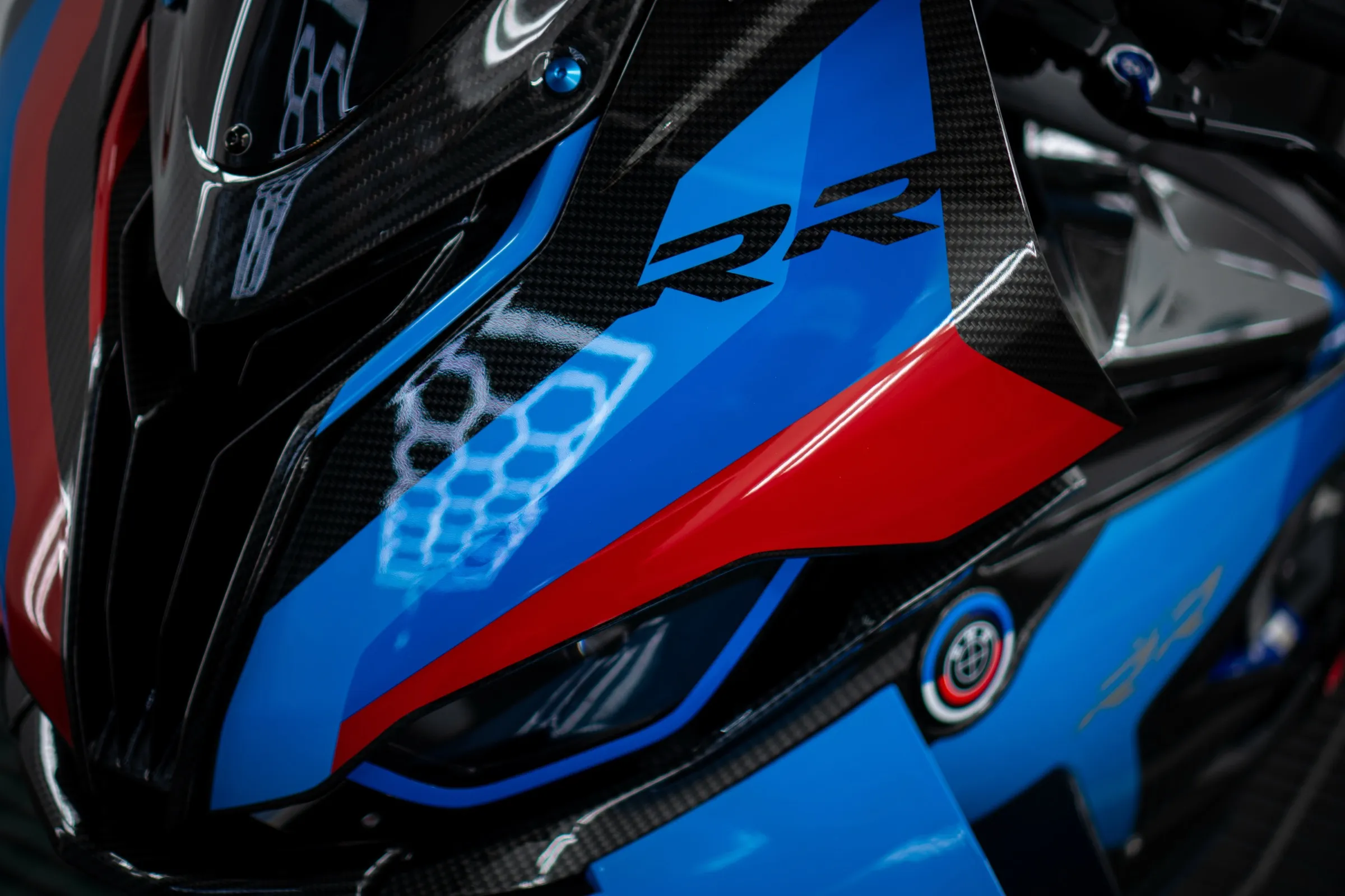 Carbon met candy lak, close-up